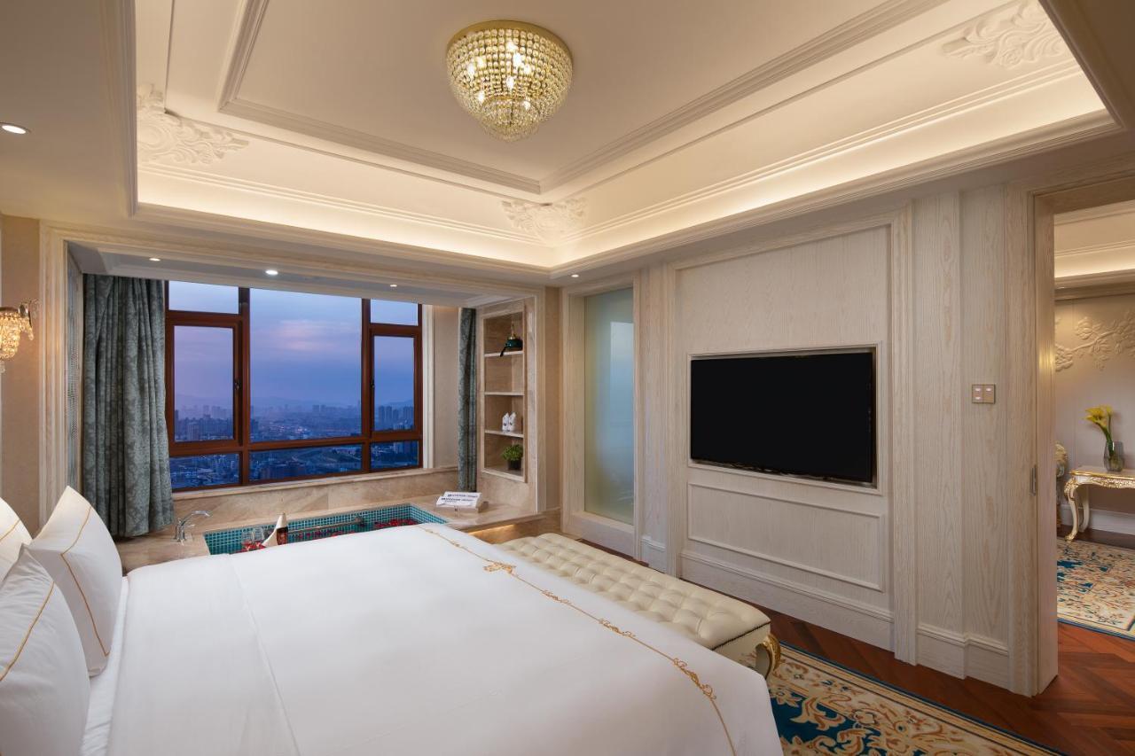 Wyndham Grand Kunming East Hotell Exteriör bild